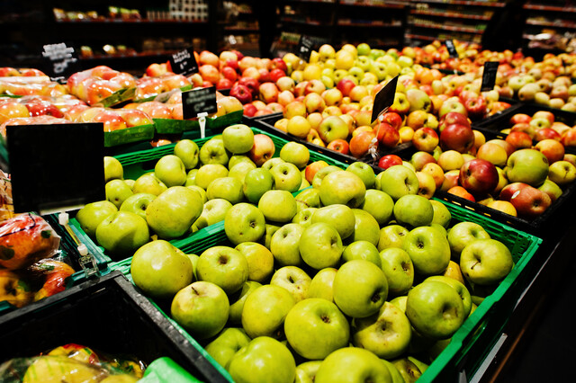 fresh-apples-boxes-supermarket.jpg