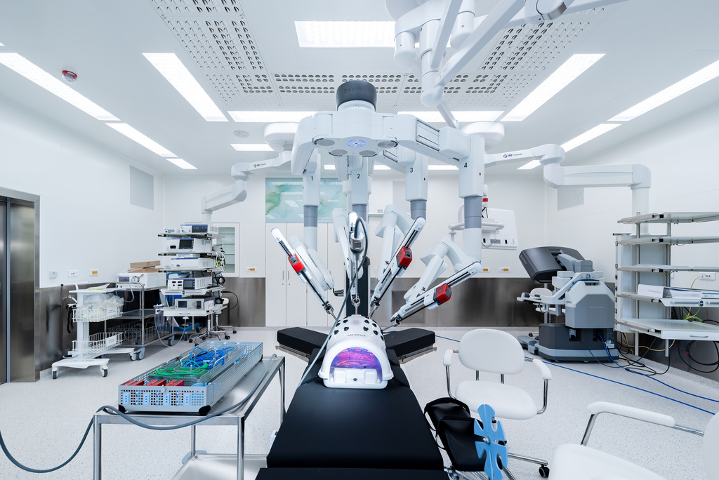 Robotická operačná sála v Nemocnici Bory disponuje prístrojom v konfigurácii Da Vinci Xi.jpg
