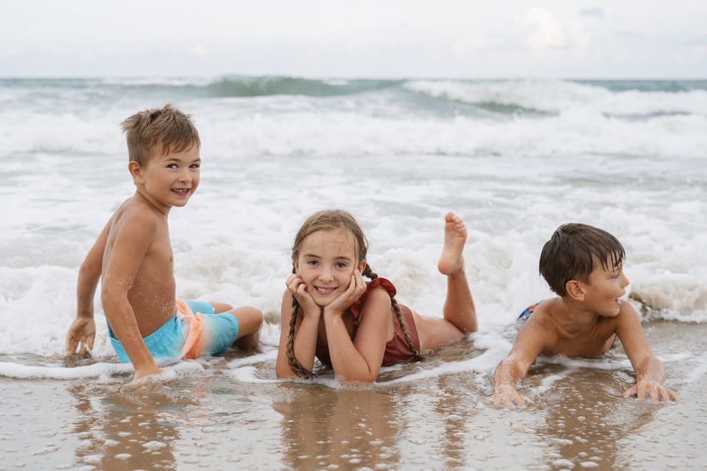 full-shot-little-kids-having-fun-beach.jpg