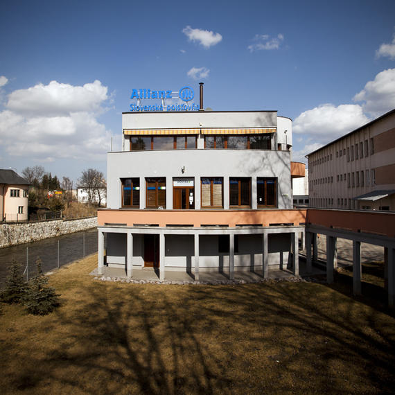 Ako nás nájdete Sídlime v širšom centre mesta. Nájdete nás v zrekonštruovanom súkromnom z