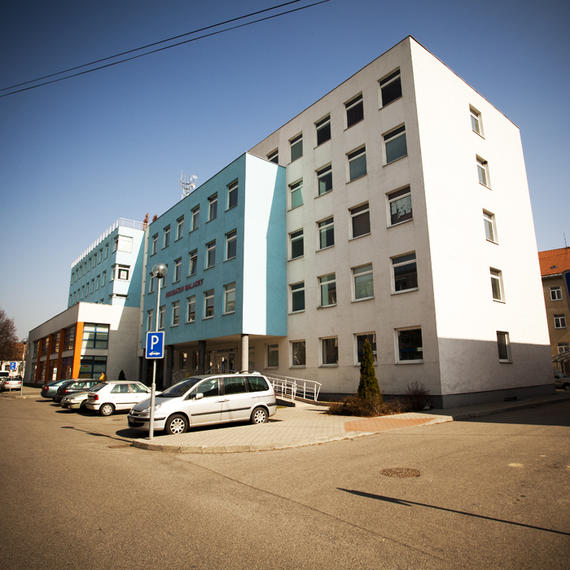 Ako nás nájdete Sídlime v 5-poschodovej budove Inkubátor pri hlavnej svetelnej križovatke