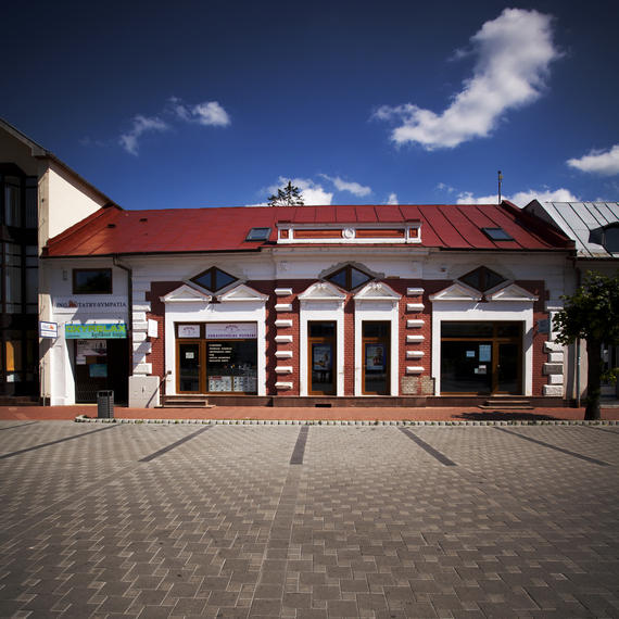Ako nás nájdete Budova, v ktorej sídlime, sa nachádza na začiatku pešej zóny na Štefániko