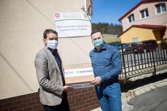 Odovzdanie respiratorov Nemocnica Trstena.jpg