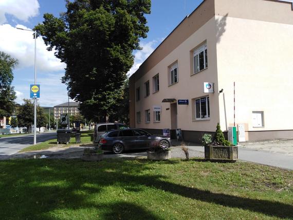 Ako nás nájdete Sídlime v širšom centre mesta na ulici Dlhý rad 7 v budove Network cafe (